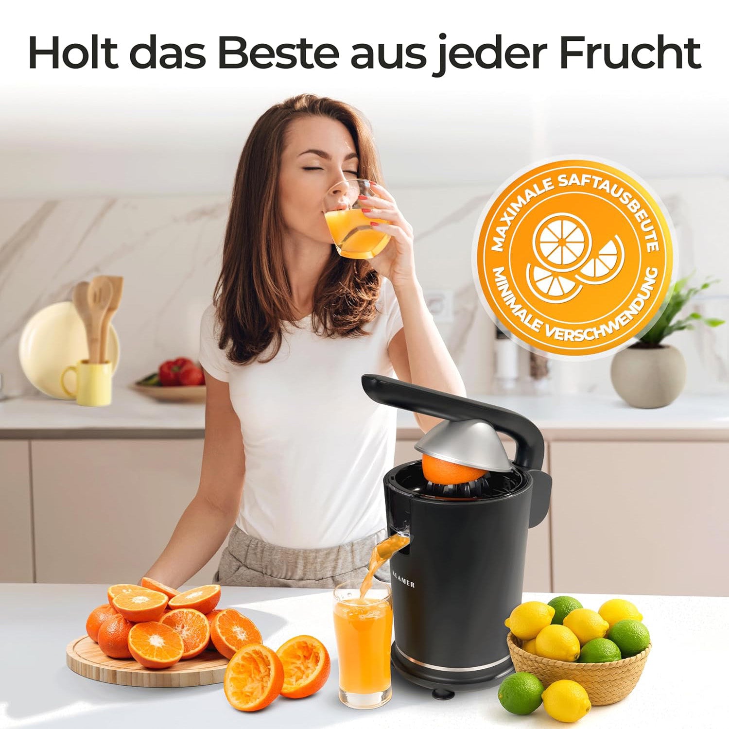 Frau nutzt eine Zitruspresse für frischen Saft aus Orangen und Zitronen in der Küche, Zitruspresse mit maximaler Saftausbeute.