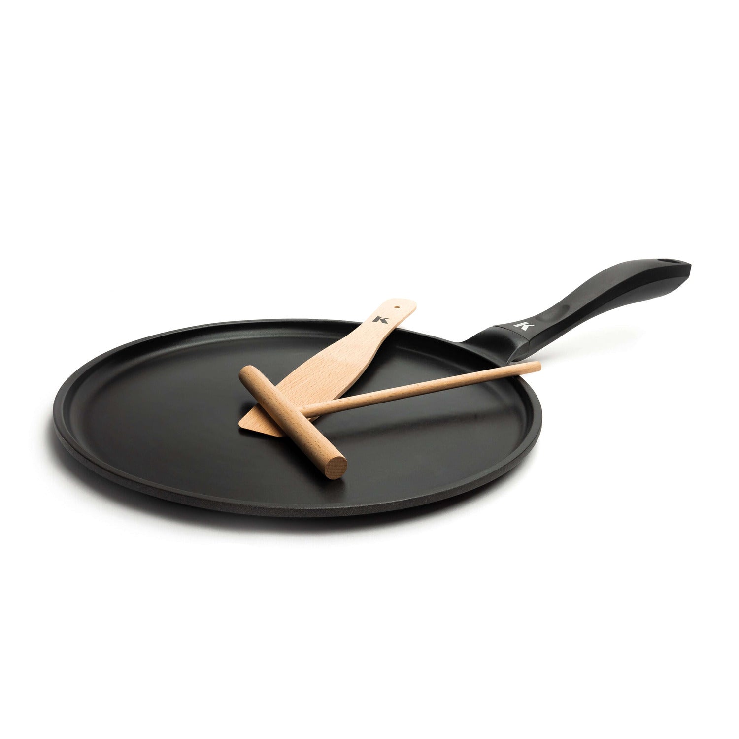 Crêpespfanne 28cm with wooden spatula and rolling tool on a white background.