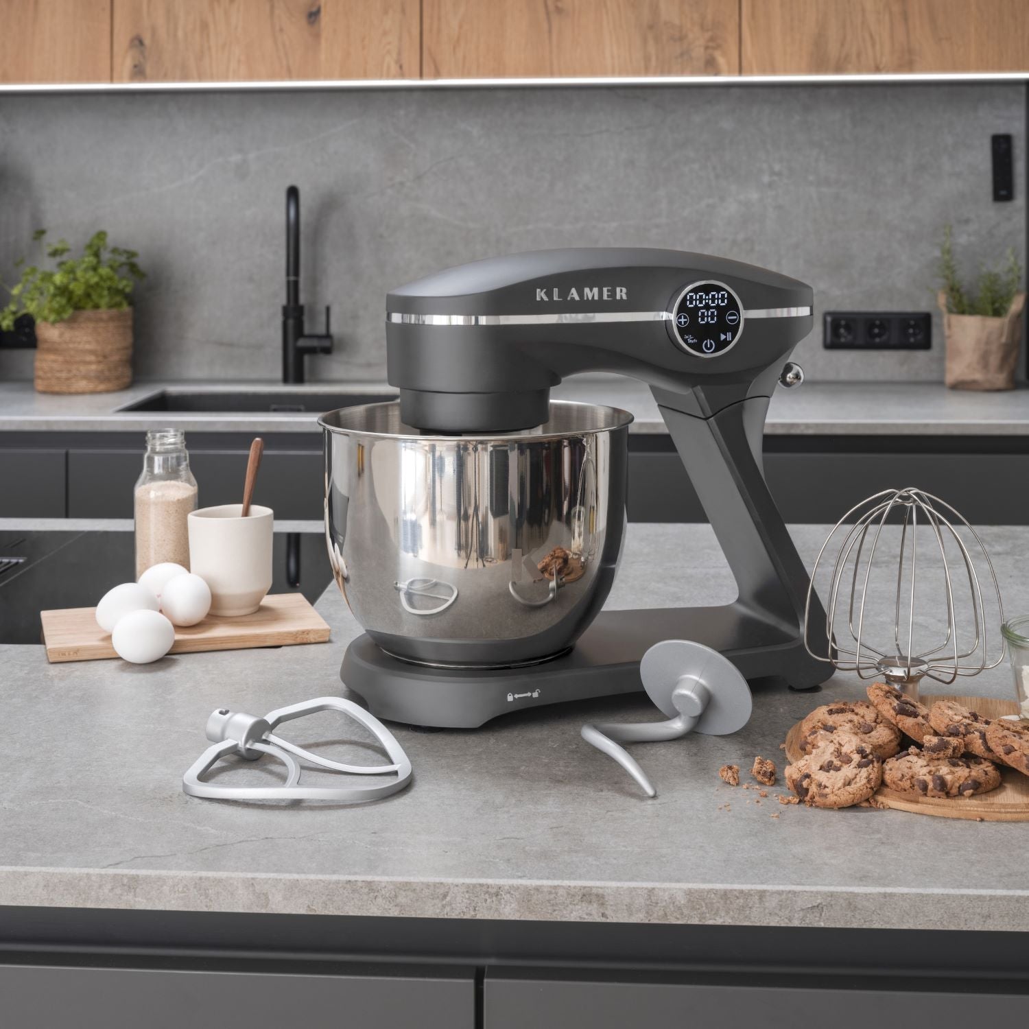 Küchenmaschine von Klamer mit 1800 Watt, 7,6 kg Kapazität und Zubehör zum Kochen und Backen.
