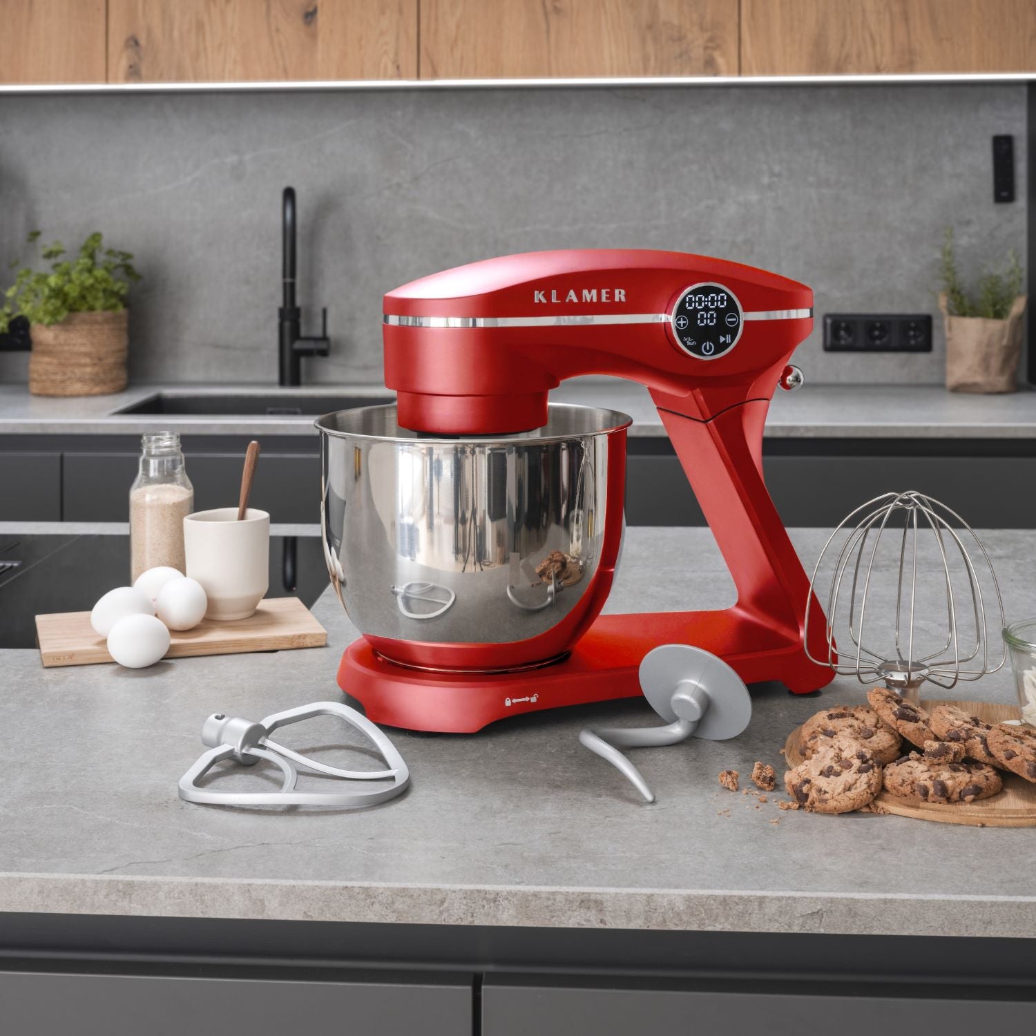 Küchenmaschine in rot mit Edelstahl-Schüssel, ideal für Pizza- und Brotteigbereitung in der Küche.