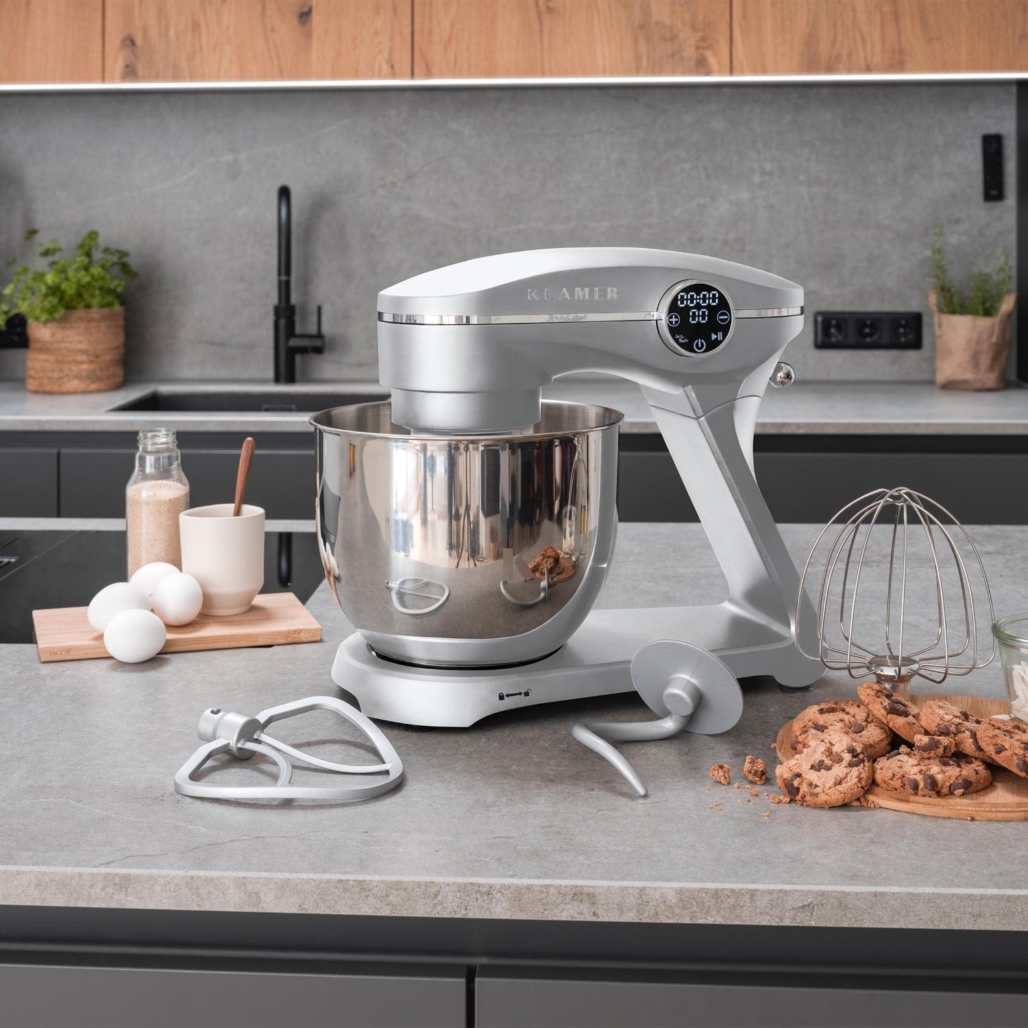 Küchenmaschine mit 1800 Watt, 7,6 kg Fassungsvermögen, ideal für Familien und Teigzubereitung in der Küche.