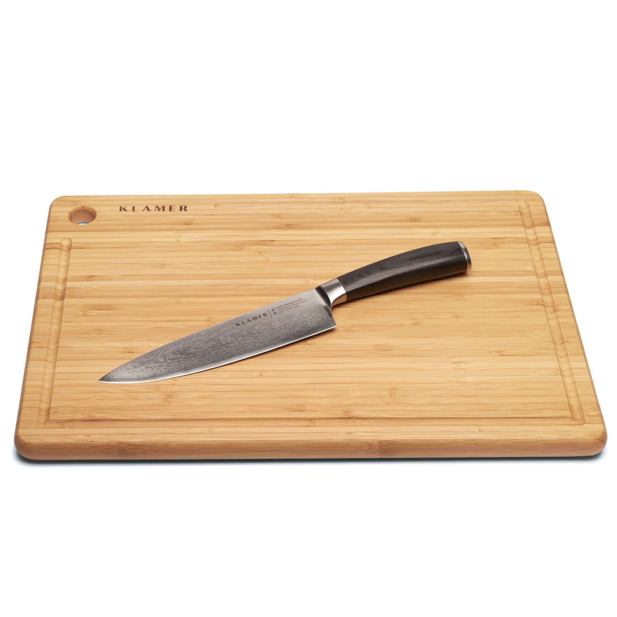 Damast Chefmesser 20cm auf einem Holzschneidebrett, ideal für Kochprofis und Hobbyköche.