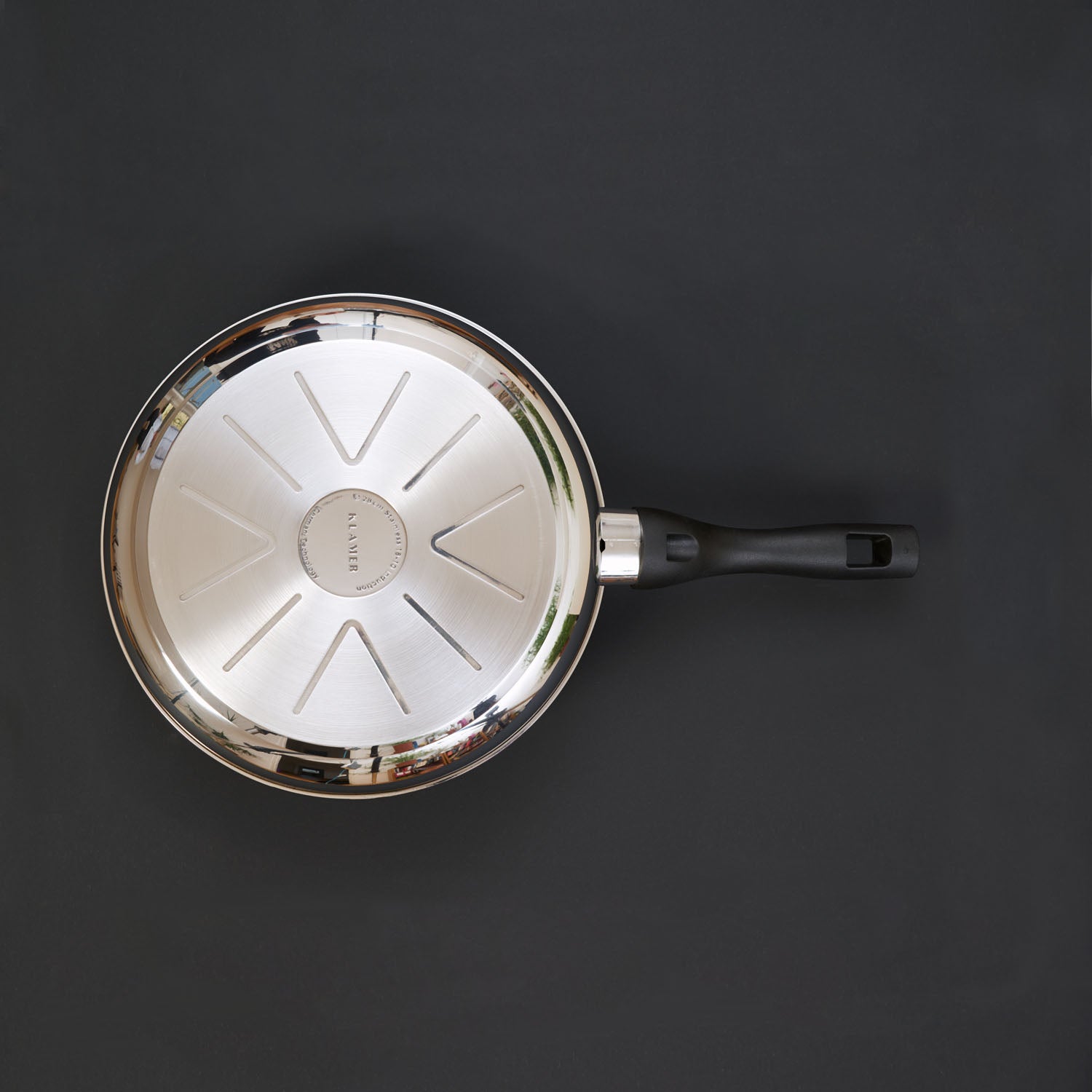 Profi Edelstahl-Bratpfanne 28cm on a dark background showcasing its premium stainless steel surface.