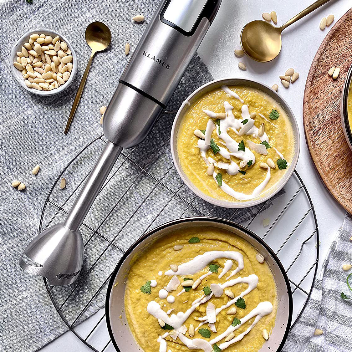 Stabmixerset 4-teilig 800 Watt auf einem Tisch mit pürierter Suppe und Zutaten