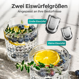 Zwei Eiswürfelgrößen aus der Eiswürfelmaschine Kompakt, große und kleine Eiswürfel in Getränken.