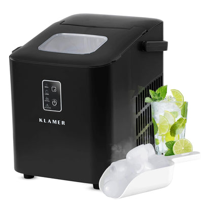 Eiswürfelmaschine Kompakt von Klamer mit Eiswürfeln und Getränken, produziert bis zu 56 Eiswürfel pro Stunde.