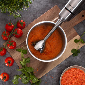 Stabmixerset 4-teilig 1000 Watt in Aktion, püriert frische Tomatensuppe mit Kräutern und roten Linsen.