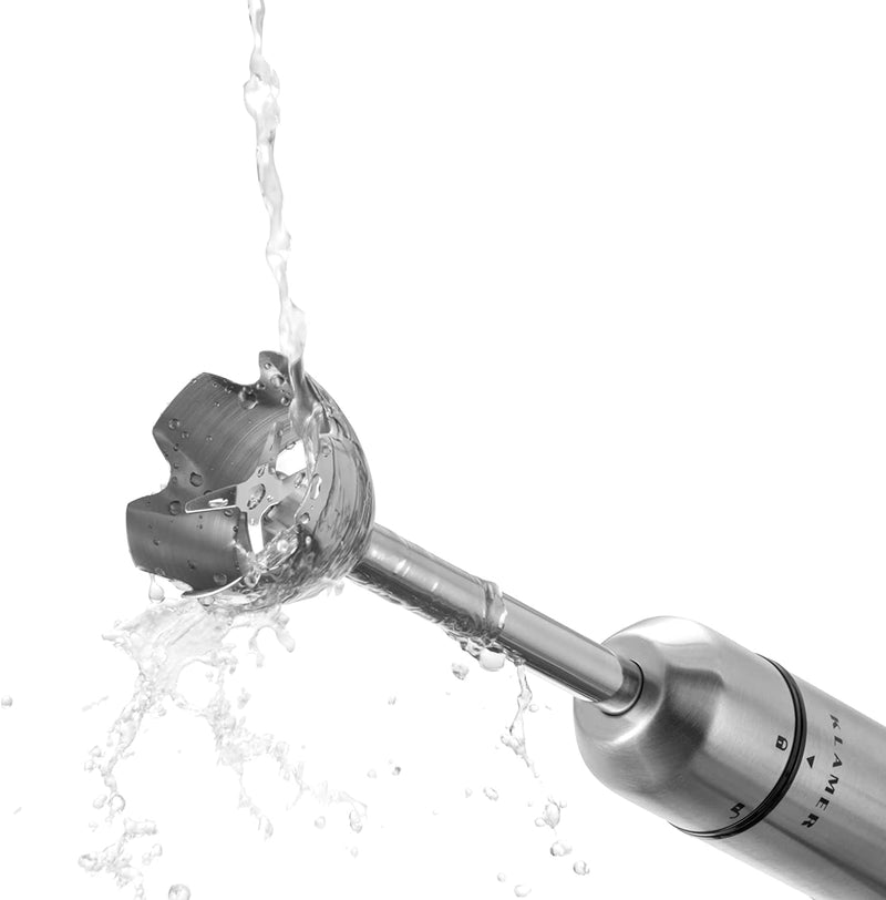 Stabmixerset 4-teilig 1000 Watt mit Spritzwasser und Edelstahl-Mixaufsatz in Aktion.