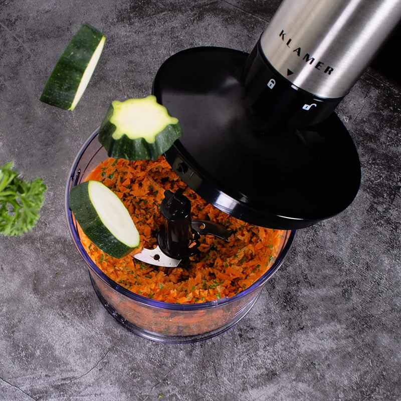 Stabmixerset 4-teilig 1000 Watt in Aktion mit zerkleinertem Gemüse und Mixeraufsatz.