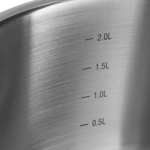 Edelstahl Topfset 5-teilig - Maßskala mit 0.5L, 1.0L, 1.5L und 2.0L Markierungen auf einem Kochtopf.