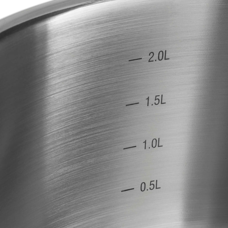 Edelstahl Topfset 5-teilig - Maßskala mit 0.5L, 1.0L, 1.5L und 2.0L Markierungen auf einem Kochtopf.